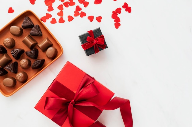 Cioccolatini da una scatola di regalo rosso