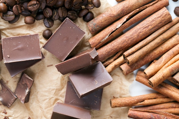 Cioccolato a base di zucchero e cacao, pezzi deliziosi