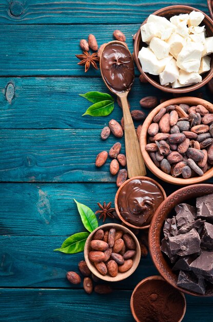 Cioccolato al cacao e fave di cacao su sfondo di legno blu Vista dall'alto Spazio per la copia gratuito