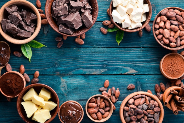 Cioccolato al cacao e fave di cacao su sfondo di legno blu Vista dall'alto Spazio per la copia gratuito