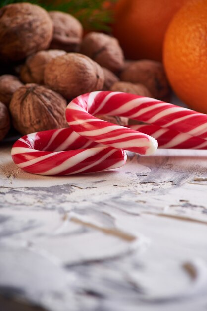 Cioccolato, arancia e noci sul tavolo