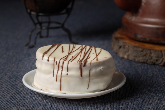 Cioccolato bianco alfajor caramelle tipiche in Argentina su sfondo scuro