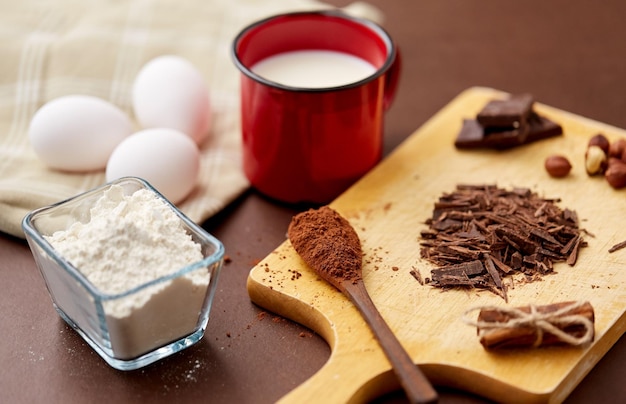 cioccolato, cacao in polvere, latte, uova e farina