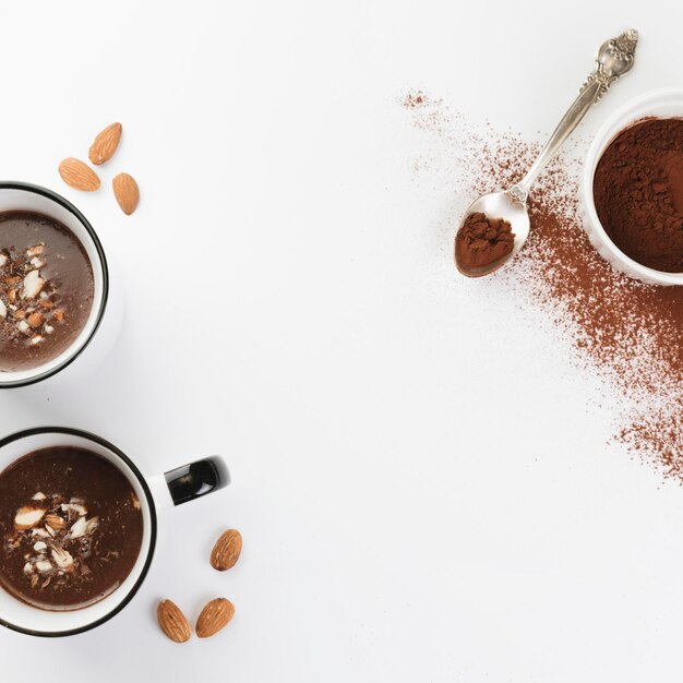 cioccolato caldo, noci, cacao in polvere