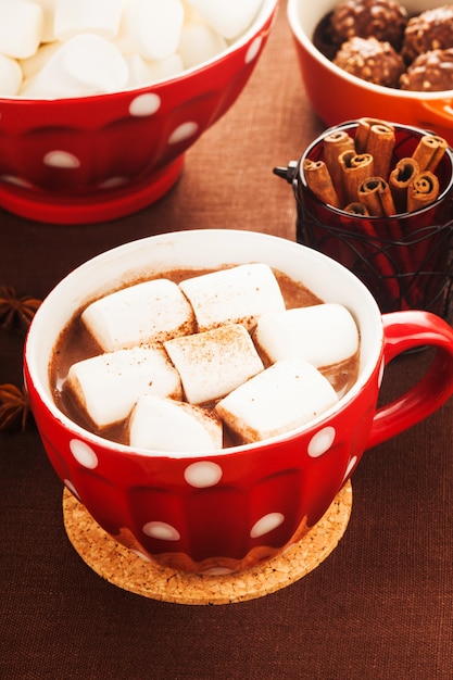 Cioccolato con marshmallow in tazza rossa a pois