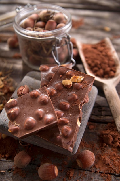 Cioccolato con nocciole