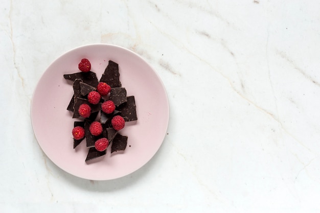 Cioccolato con peperoncini rossi, menta e lamponi