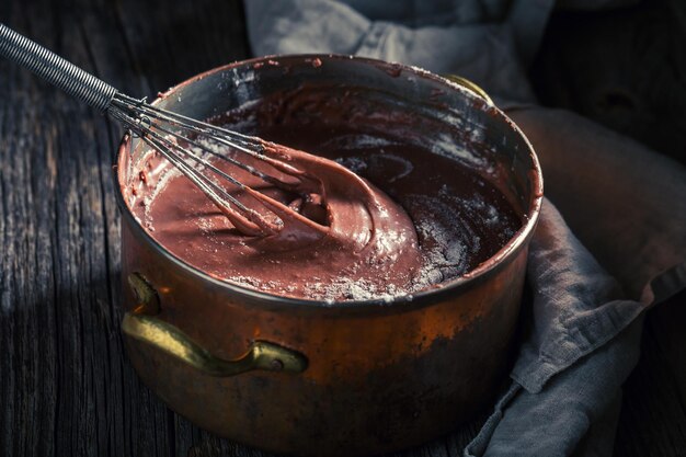 Cioccolato dolce a base di zucchero al latte e cacao