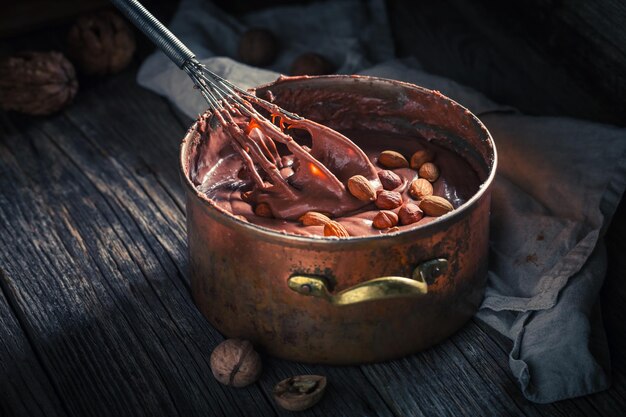 Cioccolato dolce con nocciole mandorle e noci