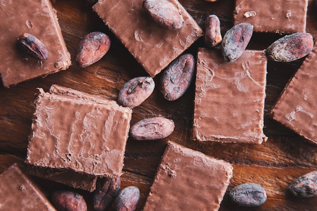 Cioccolato e fave di cacao con cacao su uno sfondo nero