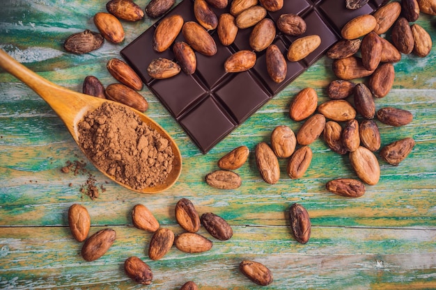 Cioccolato e fave di cacao su fondo di legno di colore