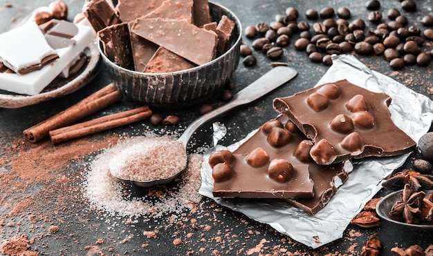 Cioccolato e spezie sulla tavola nera