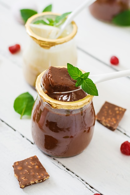 Cioccolato e vaniglia panna cotta (dessert)