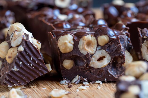 Cioccolato fatto in casa con tante nocciole