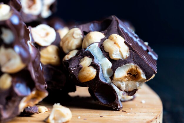 Cioccolato fatto in casa con tante nocciole