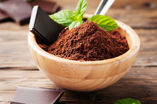 Cioccolato fondente e cacao sulla tavola di legno