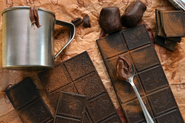 Cioccolato fondente e un cucchiaio di pasta di cioccolato