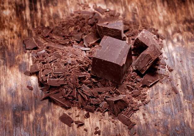 Cioccolato fondente su fondo di legno