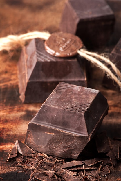 Cioccolato fondente su fondo di legno