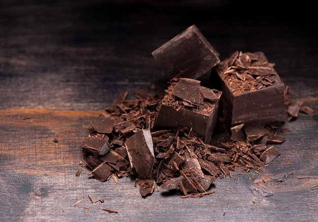 Cioccolato fondente su fondo rustico e spazio per testo