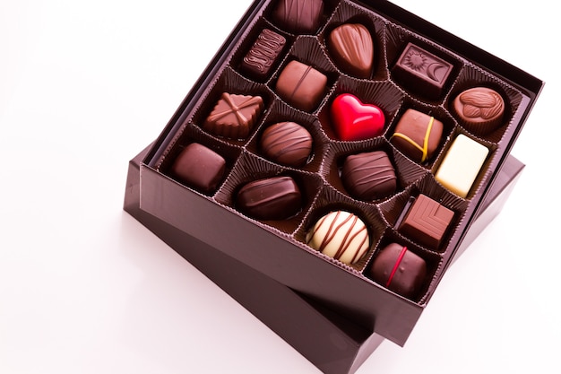 Cioccolato gourmet assortito in una scatola.