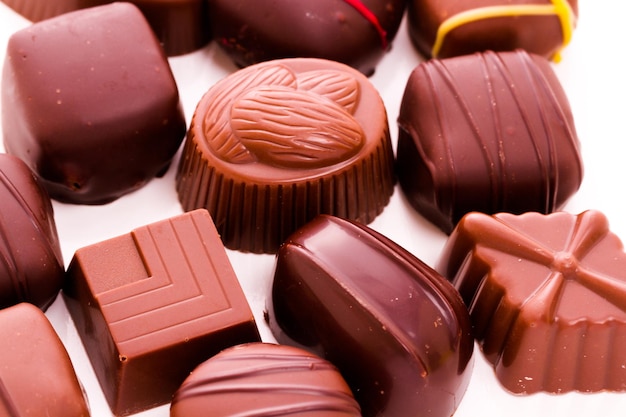 Cioccolato gourmet assortito in una scatola.