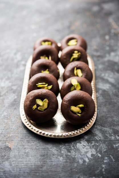 Cioccolato Latte peda o pera o pedha a base di Latte condensato dolce e cacao in polvere, guarnito con Pistacchio. messa a fuoco selettiva