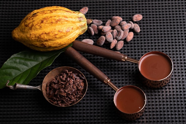 Cioccolato liquido o cacao in un misurino