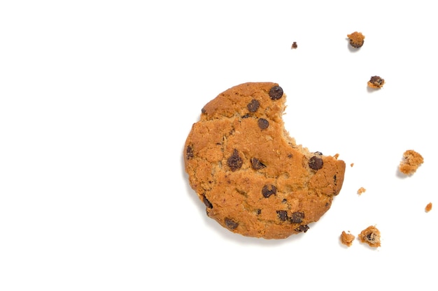 Cioccolato morso, biscotti fatti in casa sbriciolati su uno sfondo bianco.