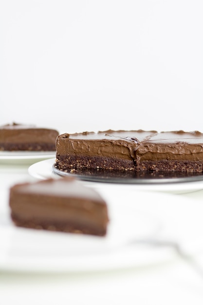 Cioccolato sano e torta su sfondo bianco