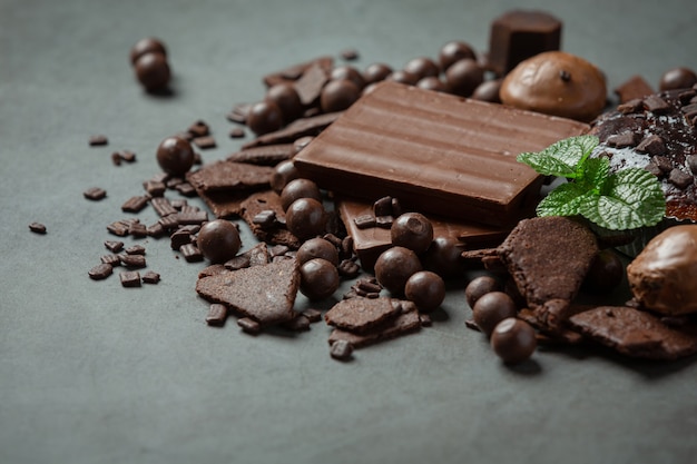 Cioccolato sulla superficie scura. Concetto di giornata mondiale del cioccolato