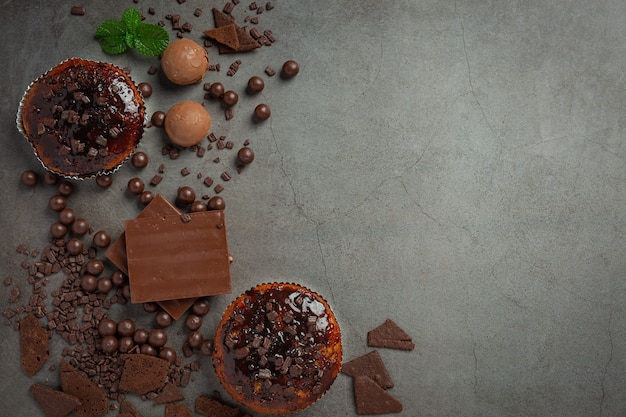 Cioccolato sulla superficie scura. Concetto di giornata mondiale del cioccolato