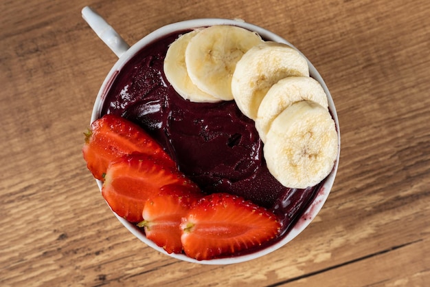 Ciotola Acai brasiliana con vista dall'alto di banana e fragola