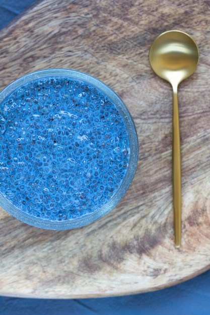 Ciotola blu del budino del seme di chia di spirulina. Superfood e concetto vegan.