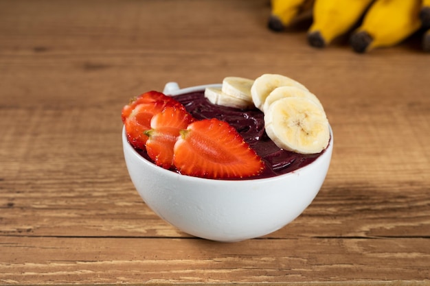 Ciotola brasiliana di Acai con banana e fragola