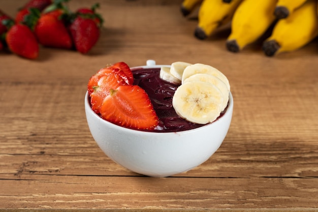 Ciotola brasiliana di Acai con banana e fragola