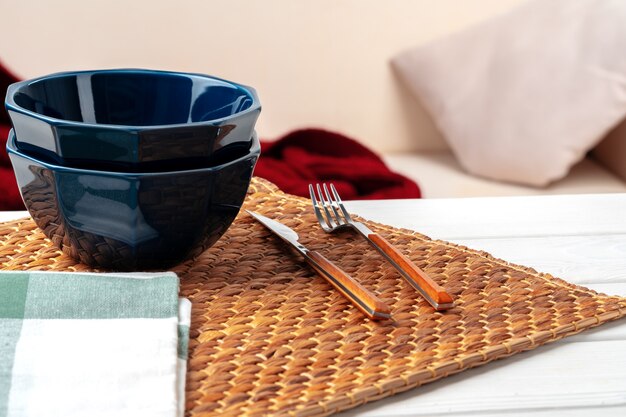 Ciotola ceramica blu vuota sulla fine del tavolo da cucina su