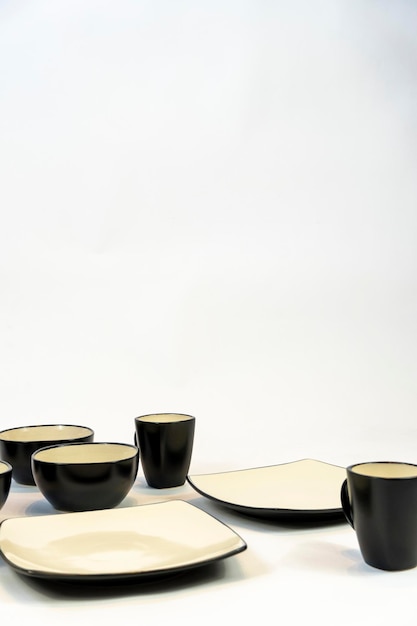Ciotola ceramica nera isolata su fondo bianco