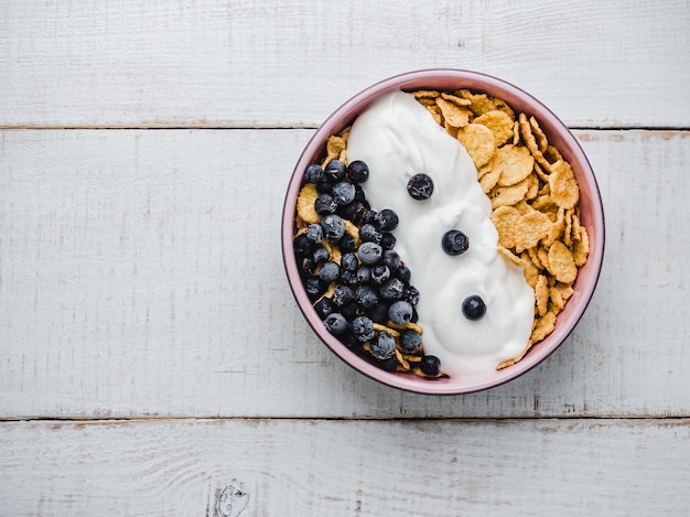 Ciotola colazione sana, cereali, yogurt e frutti di bosco