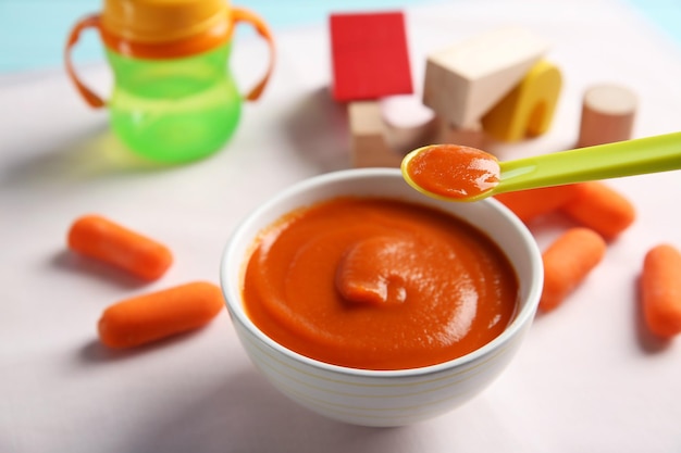 Ciotola con alimenti per bambini sani sul tavolo Concetto di alimentazione del bambino
