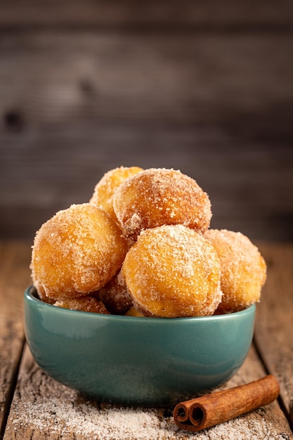 Ciotola con biscotti della pioggia In Brasile noto come bolinho de chuva