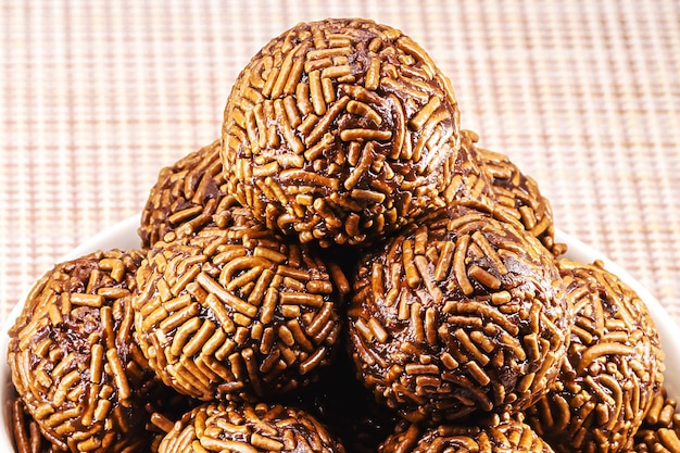 Ciotola con brigadeiros tipico cioccolato bonbon brasiliano copyspace Caramella preferita del Brasile alle feste macrofotografiche