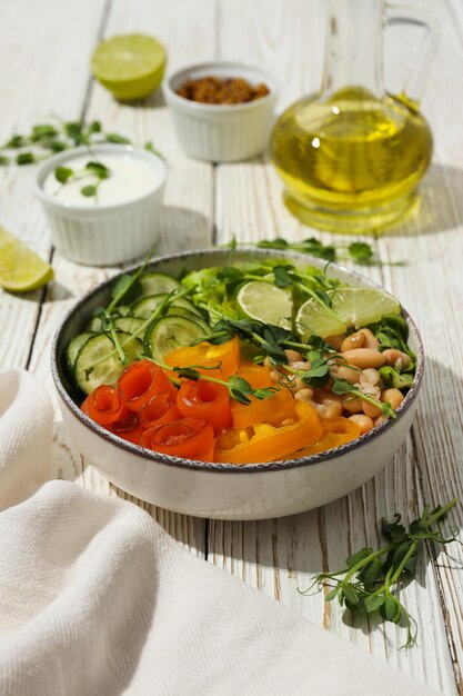 Ciotola con cibo gustoso e nutriente delizioso pranzo fatto in casa