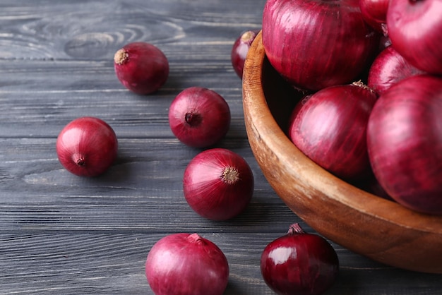 Ciotola con cipolla rossa su un tavolo di legno