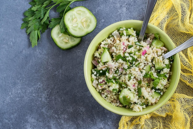 Ciotola con cous cous cetriolo prezzemolo e semi di girasole