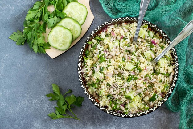 Ciotola con cous cous cetriolo prezzemolo e semi di girasole