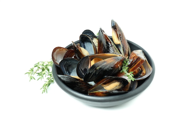 Ciotola con cozze fresche isolate su sfondo bianco