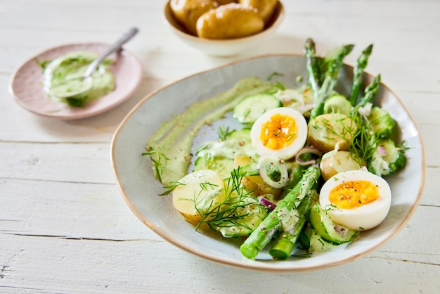 Ciotola con deliziosa insalata primaverile con uova e verdure