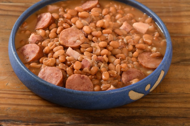 ciotola con fagioli cucinati con salsiccia affumicata, piatto tipico brasiliano