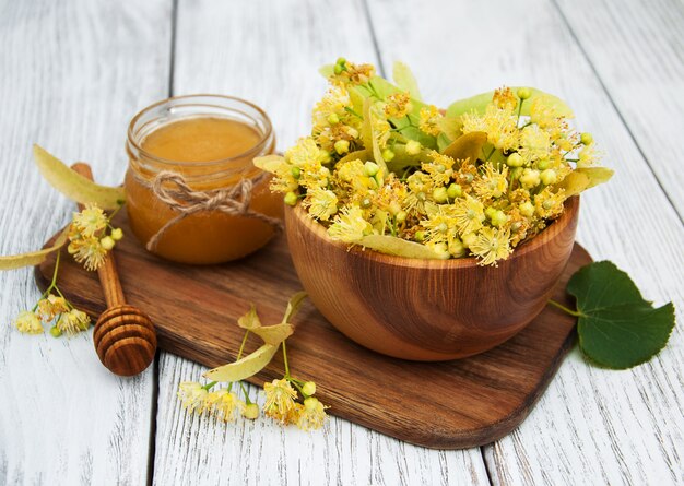 Ciotola con fiori di tiglio